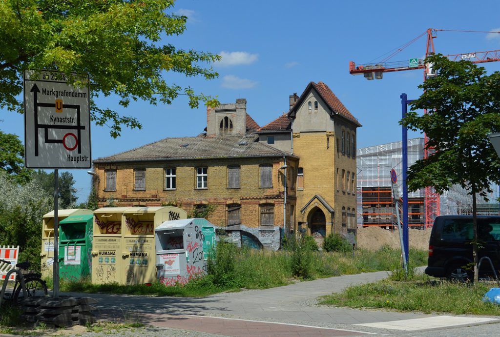 Pauperpand aan Alt Stralau in Berlijn. Achter het gebouw worden andere panden omgebouwd. Foto: Janneke Koster