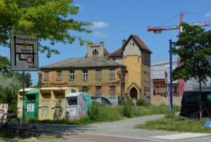 Pauperpand aan Alt Stralau in Berlijn. Achter het gebouw worden andere panden omgebouwd. Foto: Janneke Koster